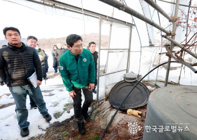 이상일 용인특례시장이 폭설 피해 농장을 찾아 피해상황을 살피고 있다