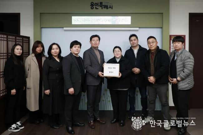이상일 용인특례시장이 10일 처인구시민연대로부터 '경강선 연장'을 위한 주민 서명부를 전달받았다.