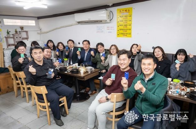 이재준 수원시장과 공직자들이 권선종합시장의 한 음식점에서 오찬간담회를 하고 있다.