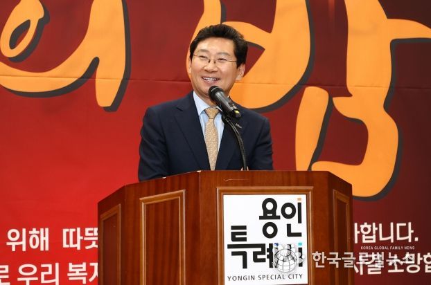 이상일 용인특례시장이 13일 용인시기흥노인복지관에서 열린 자원봉사자와 후원자 감사의 밤 행사에서 축사를 하고 있다.