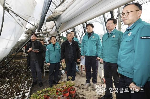 이상일 용인특례시장이 12월 1일 이한경 행정안전부 차관과 처인구 남사읍 화훼농가를 방문해 폭설피해를 확인하고 있다