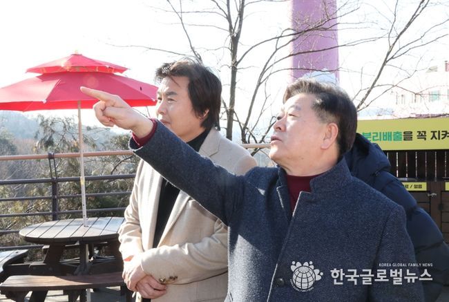 박승원 광명시장이 설 연휴 첫날인 25일 시민 안전을 위해 광명동굴 시설을 점검하고 있다.