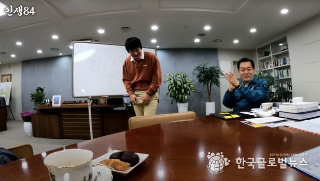 기안84의 유튜브채널 인생84에 출연한 이재준 수원시장.