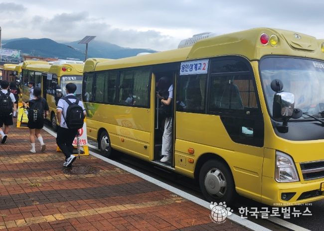 통학버스를 이용하고 있는 삼계고등학교 학생들