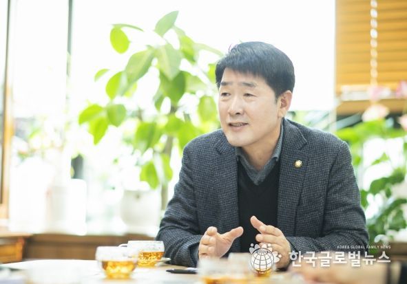 배정수 의장이 관내 지역업체 구매 활성화 간담회에서 대담 중이다