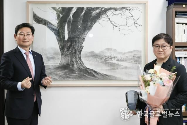 정태균 화백 미술품 기증 감사패 전달