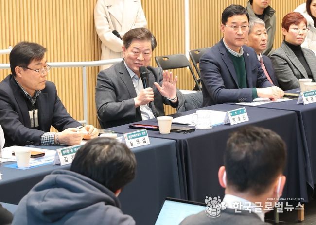 박승원 광명시장이 13일 업사이클아트센터에서 열린 ‘민생경제 활성화를 위한 소상공인·중소기업 간담회’에 참석해 발언하고 있다.