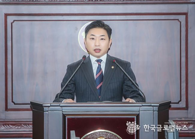 본회의장에서 발언 중인 김종복 의원
