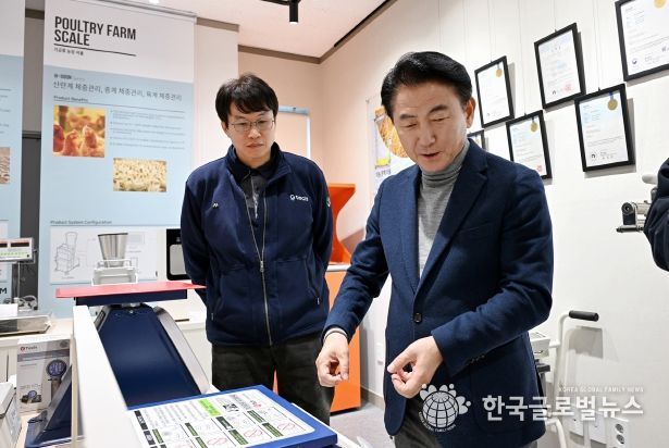 김동근 시장이 2월 21일 용현산단 내 벤처기업인 ㈜지테크인터내셔날(대표 한성우)을 방문해 제품 개발 현황을 살펴보고 있다.