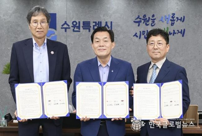 지난해 7월 이재준 수원시장(가운데, 수원시자원봉사센터 이사장)과 최순호 수원FC 단장, 김상연 수원경제정의실천시민연합 공동대표가 새벽빛 장애인 야학 지원을 위한 업무협약 후 기념촬영을 하고 있다.