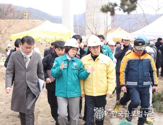 25일 오후 김동연 경기도지사가 안성시 고속도로 공사현장 교량상판붕괴현장을 방문하여 사고상황을 점검하고 있다.