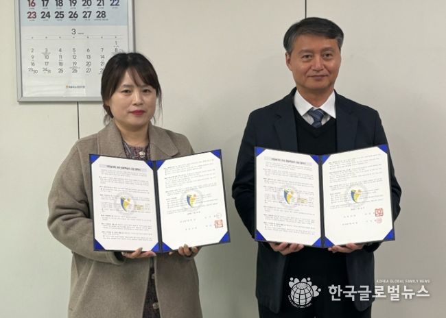 광명시는 지난 25일 교원구몬 학습지사와 다문화가족 아동의 학습지 지원을 위한 업무협약을 체결해 송혜정 교원구몬 광명지국장(사진 왼쪽)과 이길용 사회복지국장(사진 오른쪽)이 기념사진을 촬영하고 있다.