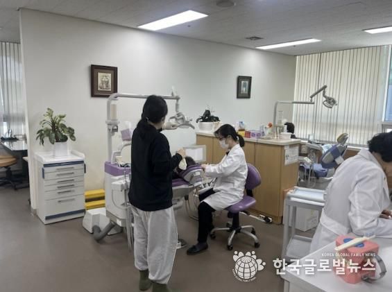 웰에이징 프로그램 참여자가 구강 검진을 받고 있다