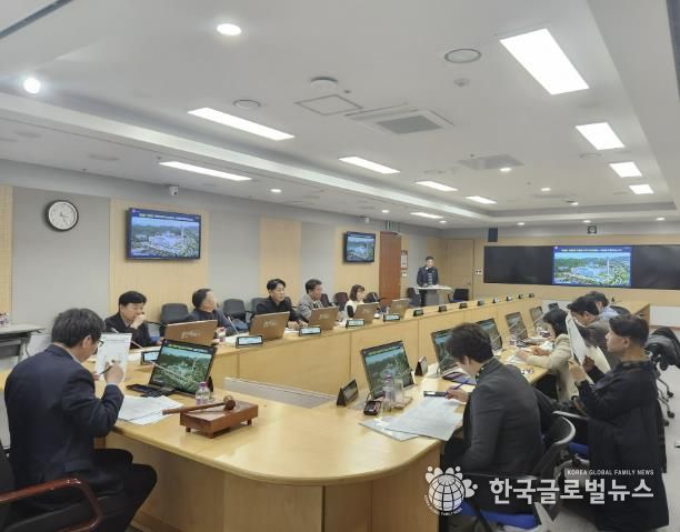 지난 26일 용인특례시청 영상회의실에서 열린 '2025년 적극행정위원회' 회의 모습