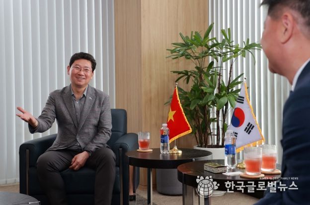 이상일 용인특례시장은 27일(현지시각) 다낭 총영사관을 방문해 강부성 다낭 총영사, 조주연 KOTRA 다낭무역관장, 송지영 영사 등을 만나 간담회를 가졌다.