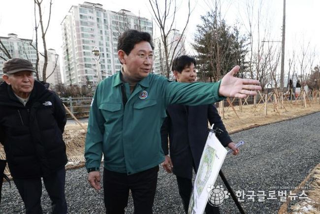 4일 수지구 죽전동 미세먼지 차단숲 조성 현장을 방문한 이상일 용인특례시장이 현장점검을 하고 있다