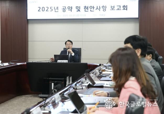 정명근 화성특례시장이 2025년 공약 및 현안사항 보고회에서 모두발언하고 있다