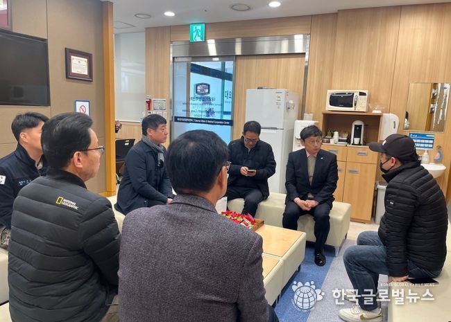 오후석 행정2부지사가 9일 의정부성모병원에서 포천 포탄 오발사고 피해자 보호자들을 면담하고 있다.