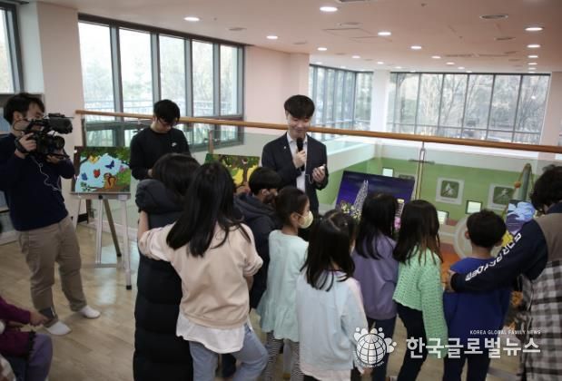 숨쉬는 놀이터 개관 전시회에서 아이들과 만나고 있는 김채성 작가