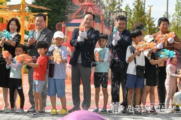 이권재 오산시장이 지난 2024년 7월 27일 아래뜰공원 물놀이장에서 기념촬영을 하고 있다.