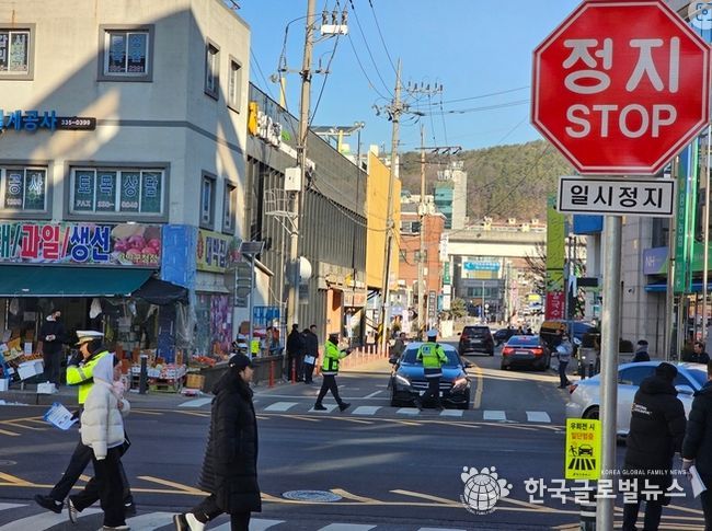용인특례시와 용인동부경찰서의 일시정지 교통문화 조성 합동캠페인 모습