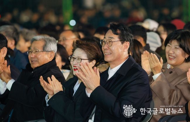 정명근 화성특례시장이 21일 화성특례시민의 날 콘서트에서 시민들과 함께 특례시 출범을 축하하고 있다