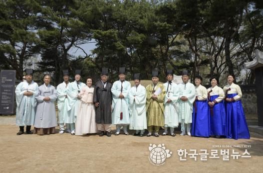 제례 봉행 후 참여자들이 정약용 선생 묘 앞에서 기념 촬영을 하고 있다