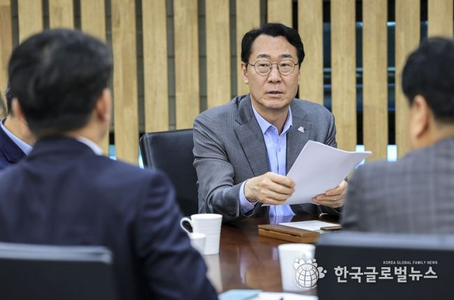 27일 시청 중앙회의실에서 정명근 화성특례시장이 경북 산불피해지역 지원방안 논의를 위한 긴급회의를 주재하고 있다.
