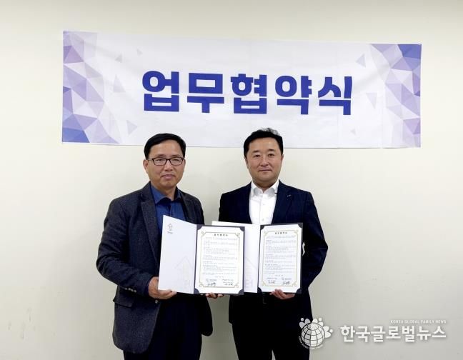 왼쪽부터 김성영 센터장, 유성렬 점장