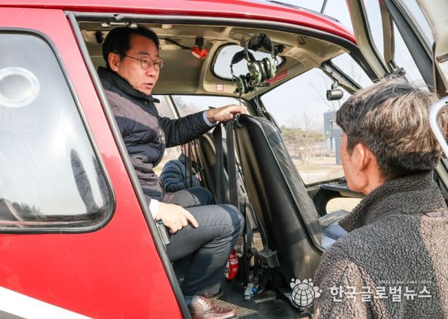 정명근 화성특례시장이 2일 마도면 소재 산불진화헬기 계류장을 방문해 신불진화헬기를 살피고 있다