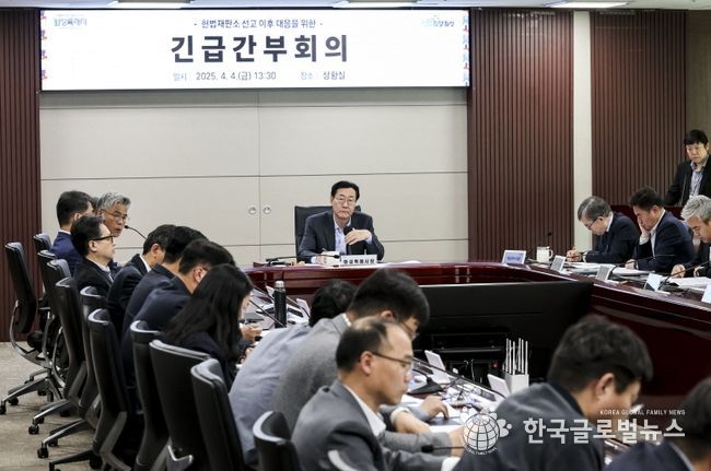 정명근 화성특례시장이 윤석렬 대통령 탄핵에 따른 긴급간부회의를 주재하며 발언하고 있다