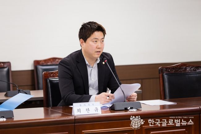 안산시의회 최찬규 의원이 지난달 26일 제296회 임시회 도시환경위원회에서 자신이 발의한 ‘안산시 영농폐기물 수거 지원 등에 관한 조례안’에 대해 발언하고 있다.