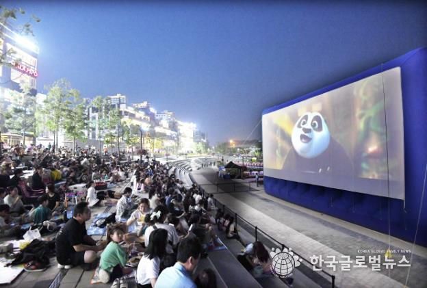 지난해 은계호수공원 물수제비 영화제, 많은 시민들이 나와 영화를 관람하고 있다