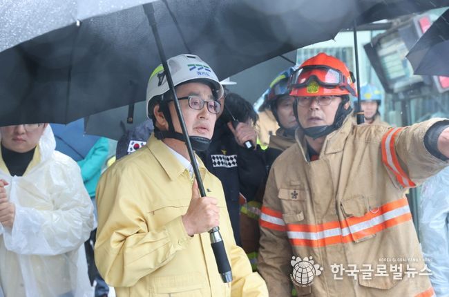 12일 오후 김동연 경기도지사가광명 신안산선 붕괴 사고 현장 방문하여 사고상황을 점검하고 있다.