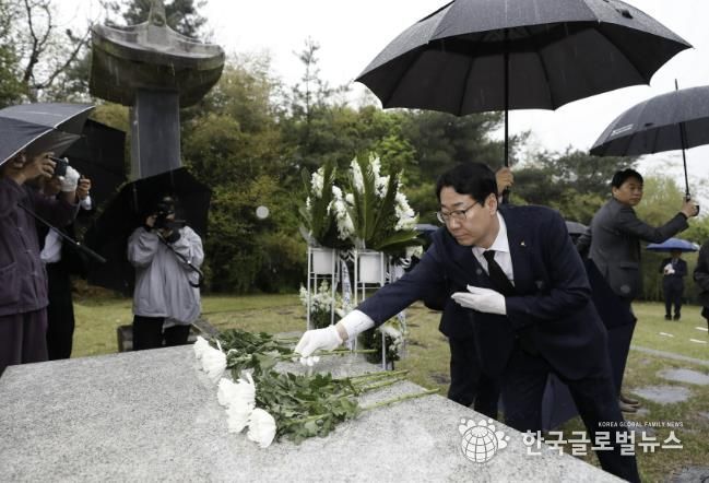 정명근 화성특례시장이 제암리 순국묘역에 헌화 및 참배를 하고 있다.
