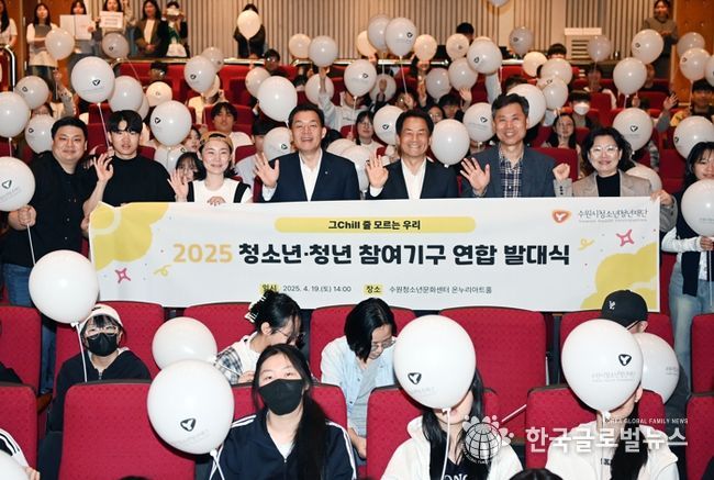 이재준 시장이 참석자들과 함께하고 있다.