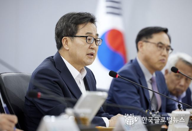29일 오후 경기도청 서희홀에서 열린 도정점검회의에서 김동연 경기도지사가 인사말을 하고 있다.