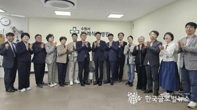 개원식 참석자들이 함께하고 있다.