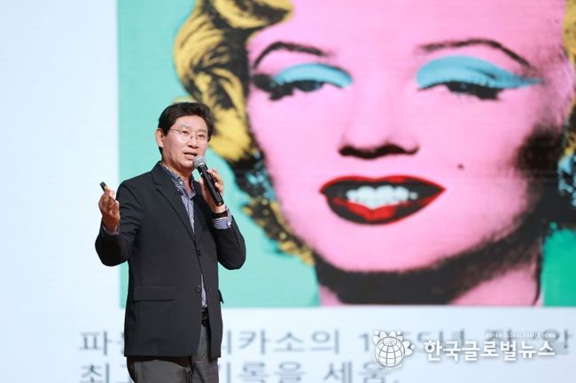 이상일 용인특례시장이 7일 서초문화예술회관에서 강연하고 있다