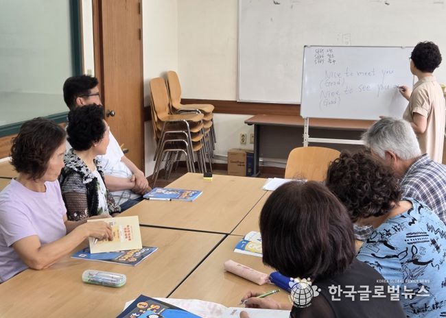 수원시 장안구 조원1동 새마을문고회, 실버세대 위한 영어교실 운영