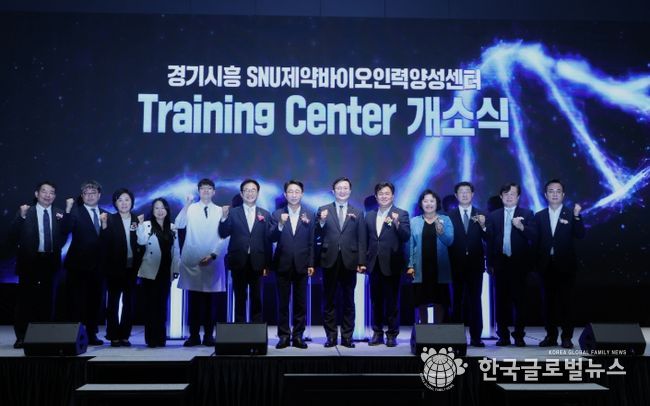 참가자들이 세리머니 후 기념사진을 찍고 있다.(사진 왼쪽부터 경기시흥 SNU 제약바이오인력양성센터 정진현 센터장, 서울대학교 시흥캠퍼스 신영기 본부장, 보건복지부 보건산업정책국 정은영 국장, 박소영 시흥시의회 의원, (연구원 연출), SNU 바이오 특화단지 추진위원회 원희목 위원장, 조정식 국회의원, 서울대학교 유홍림 총장, 임병택 시흥시장, 오인열 시흥시의회 의장)