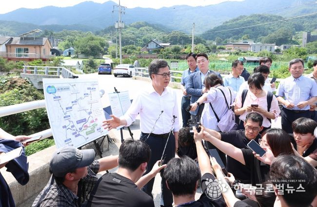 8일 오후 김동연 경기도지사가 양평군 양서면의 서울-양평고속도로 현장을 방문하여 점검하고있다.