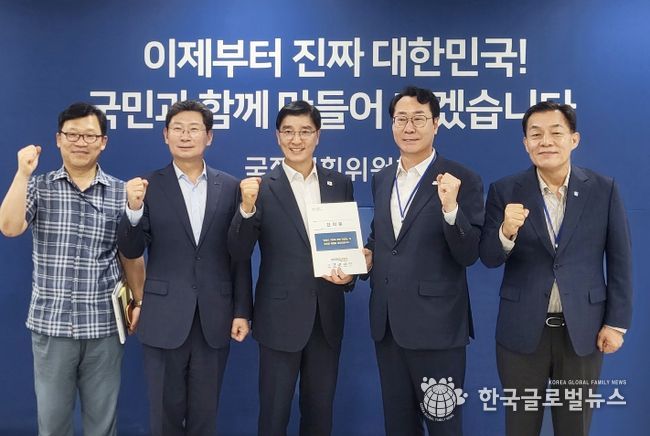‘특례시 지원에 관한 특별법 제정 촉구 건의문’ 전달 후 이재준 수원시장(오른쪽부터), 정명근 화성시장, 국정기획위원회 이해식 정치행정분과장, 이상일 용인시장, 행정안전부 나채목 자치분권지원과장이 함께하고 있다.