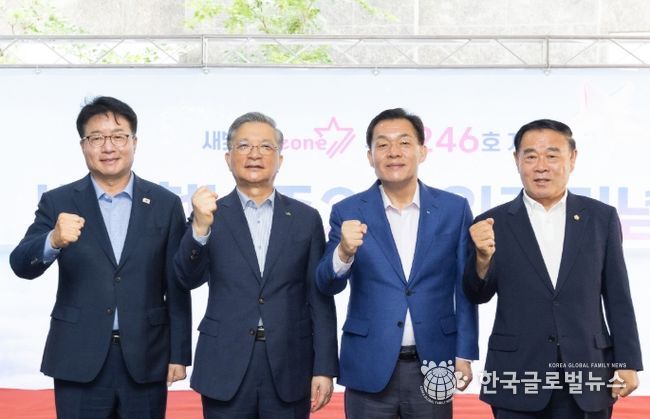 이재준 수원시장(오른쪽 2번째), 이재식 수원시의회 의장, 염태영 의원, LH 이한준 사장이 입주기념식에서 함께하고 있다.