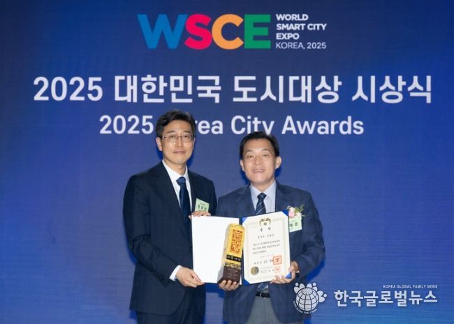 이재준 수원시장(오른쪽)이 ‘2025년 대한민국 도시대상’ 시상식에서 대통령상을 받고 있다.