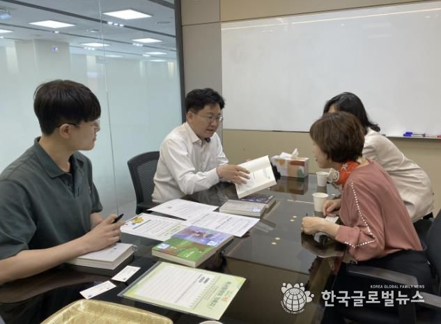 시흥 워크+북 프로그램을 통해 근로자들이 독서릴레이에 참여하고 있다