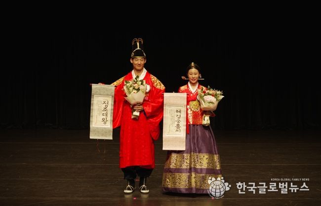 정조대왕으로 선발된 김주한 님(반월동 근무)과 헤경궁 홍씨로 선발된 한예진 님(동탄5동 거주)이 선발 증서를 들고 기념촬영을 하고 있다
