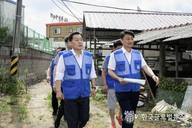 지난 7일 이재준 수원시장이 ‘폭싹 담았수다! 시민의 민원함’에 접수된 민원 현장을 확인하고 있다.