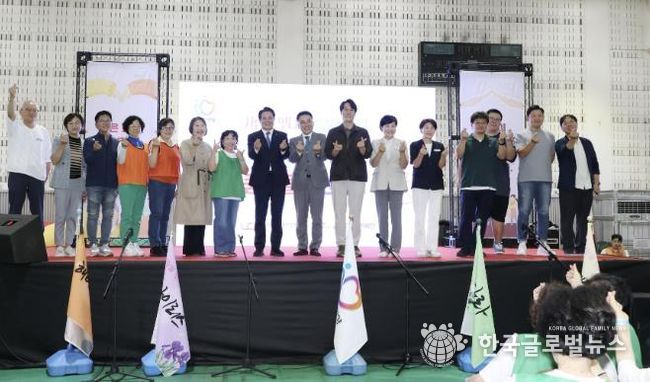 모두를 위한 좋은돌봄 한마당에 참석한 최대호 안양시장과 주요 내빈들이 기념촬영을 하고 있다