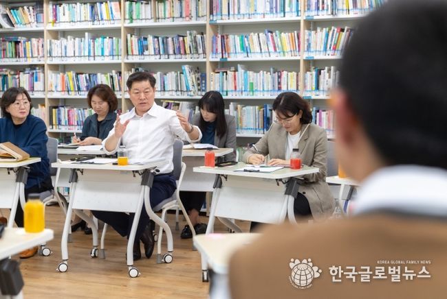 박승원 광명시장이 16일 충현중학교를 방문해 학생들과 정책 간담회를 갖고 학생들의 정책 제안에 대해 의견을 제시하고 있다.